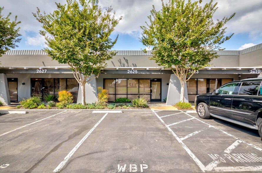 More Photos Of 2651 W Woodland Dr, Anaheim Manufacturing For Lease