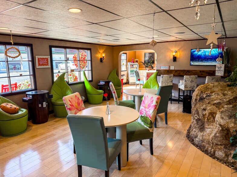 More Photos Of 855 N 5th St, Custer Hotel For Sale