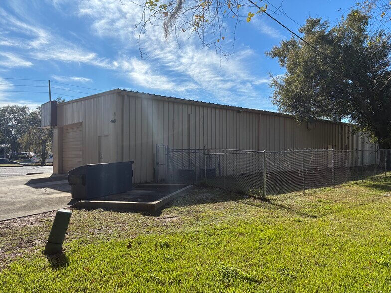 More Photos Of 5745 Pershing Ave, Orlando Veterinarian Kennel For Sale