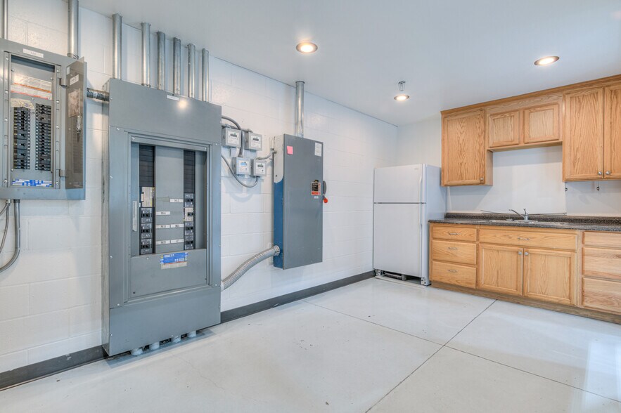 More Photos Of 62958 NE Layton Ave, Bend Light Manufacturing For Sale