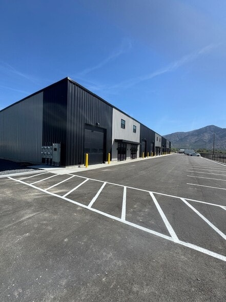 More Photos Of 1597 N 750 W, Harrisville Showroom For Lease