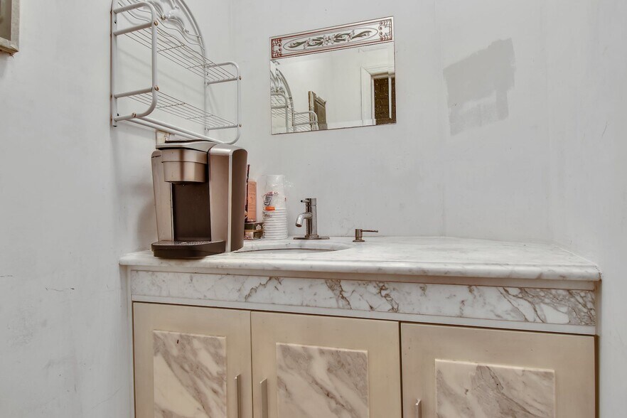 More Photos Of 507-511 45th St, Union City Health Club For Lease