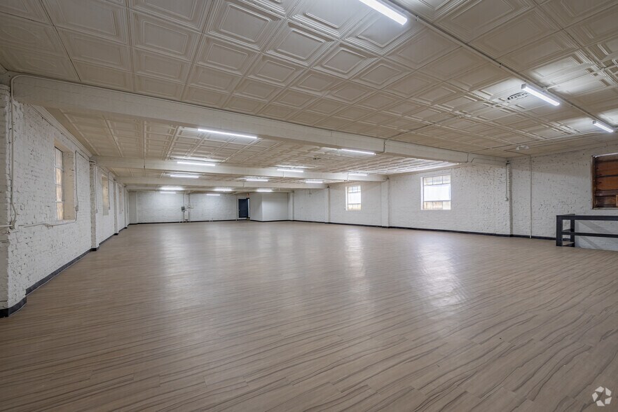 More Photos Of 2441 W Baltimore St, Baltimore Flex For Sale