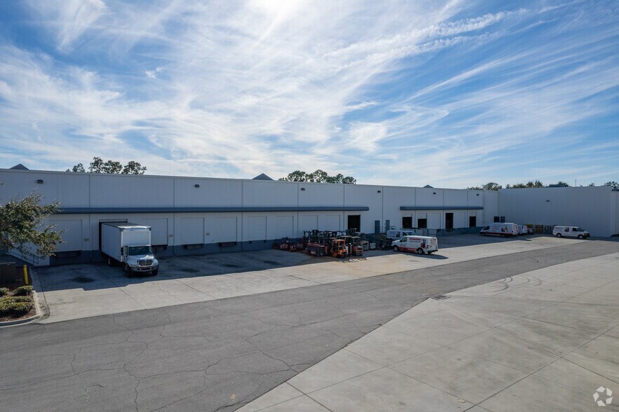 More Photos Of 10950 Palm Bay Dr, Orlando Warehouse For Lease