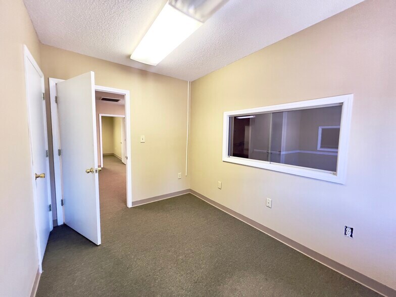 More Photos Of 735 S Broad St, Mooresville Office Residential For Lease