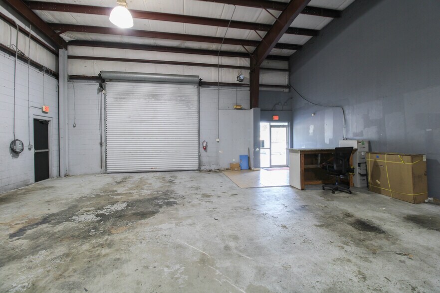 More Photos Of 2350 Us-17-92, Longwood Showroom For Lease