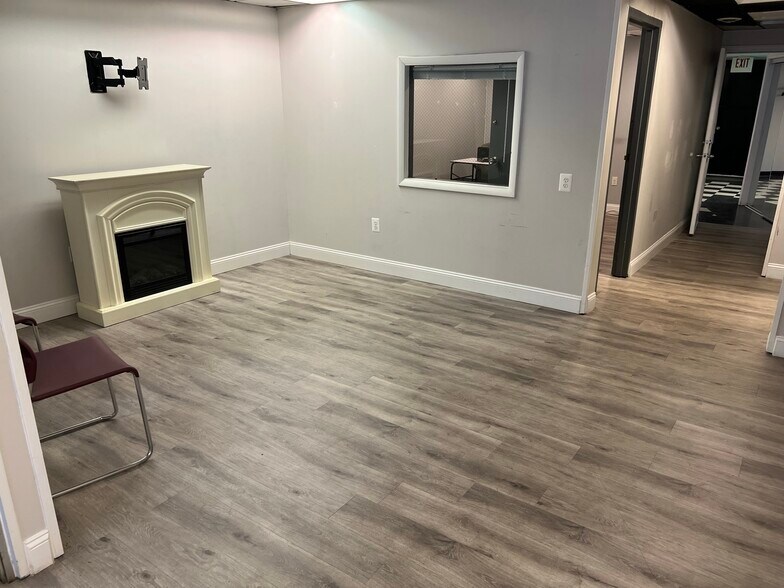 More Photos Of 8022 Old Alexandria Ferry Rd, Clinton Flex For Sale