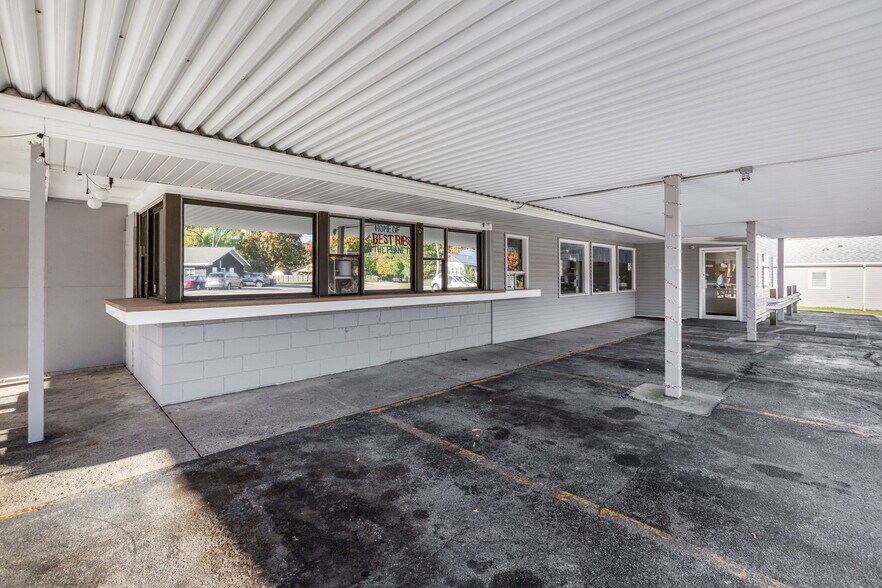 More Photos Of 5036 Paw Paw Lake Rd, Coloma Restaurant For Sale