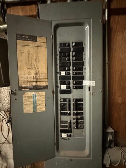 More Photos Of 2029 Plymouth Ave, Waterloo Flex For Sale