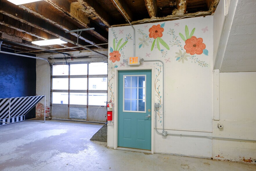 More Photos Of 408 W Main St, Benton Harbor Freestanding For Lease