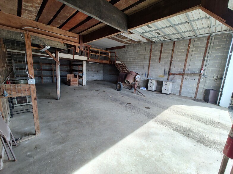 More Photos Of 24380 Hollywood Rd, Hollywood Flex For Lease