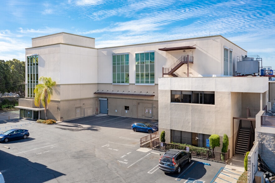 More Photos Of 133 N Altadena Dr, Pasadena Unknown For Lease