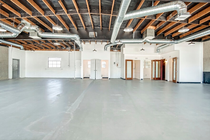 More Photos Of 901 N Maclay Ave, San Fernando Freestanding For Lease