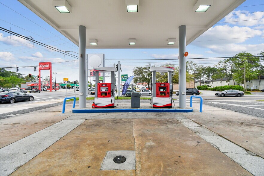 More Photos Of 5676 University Blvd W, Jacksonville Convenience Store For Sale