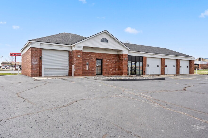 More Photos Of 418 N Old Wilderness Rd, Nixa Flex For Sale