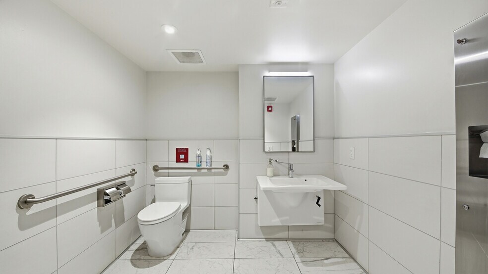 More Photos Of 2301 Caroline St, Houston Office For Sale