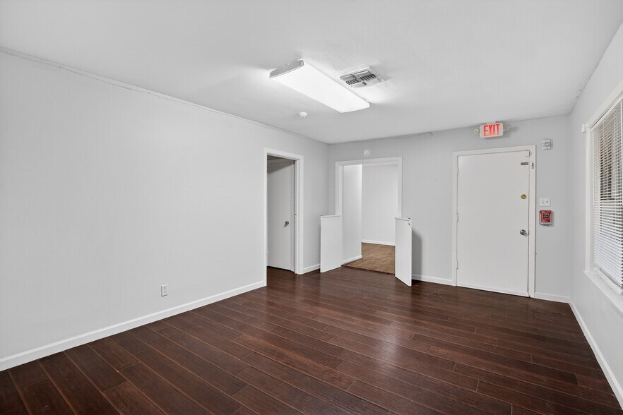 More Photos Of 5109 E 5th St, Katy Storefront Retail Office For Lease