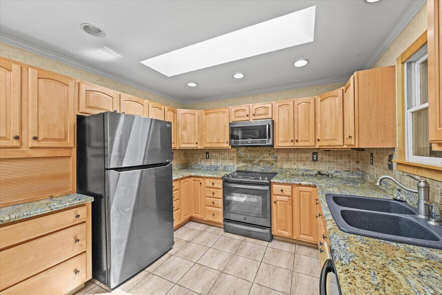 More Photos Of 1335 S Kio St, Watkins Veterinarian Kennel For Sale