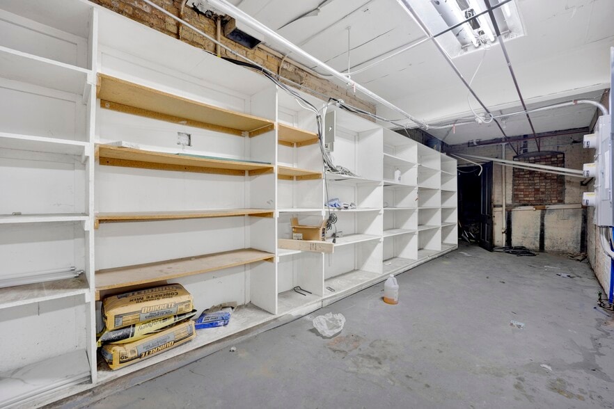 More Photos Of 7055 N Clark St, Chicago Storefront Retail Residential For Lease