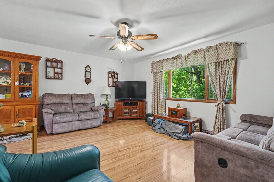 More Photos Of 4250 Herr Fieldhouse Rd, Southington Veterinarian Kennel For Sale