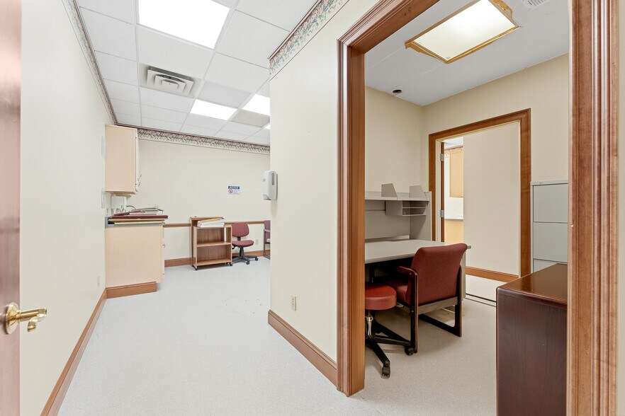 More Photos Of 1703 Locust Ave, Fairmont Medical For Sale