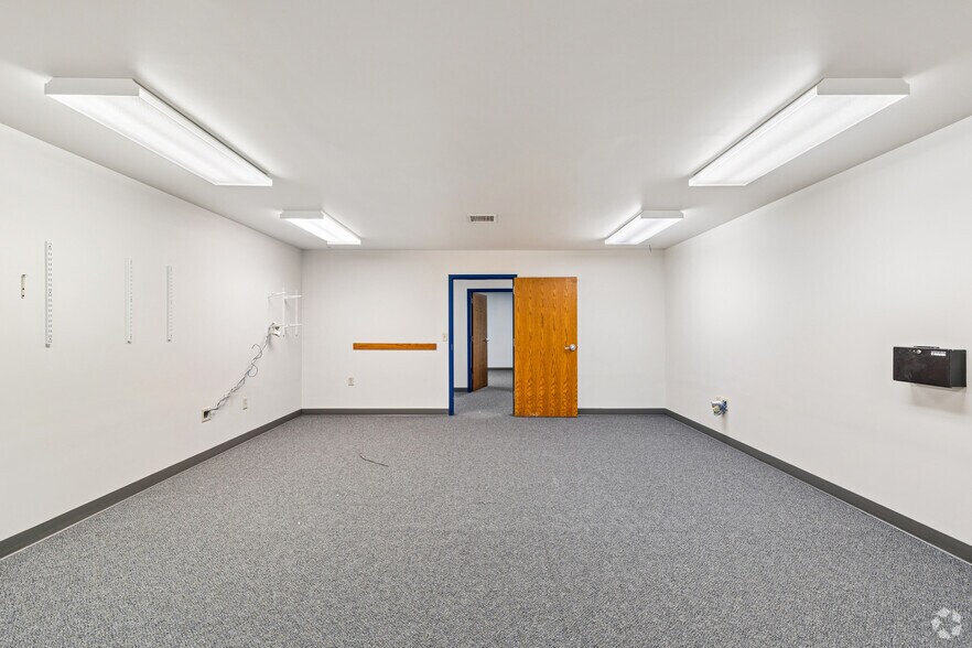 More Photos Of 1709 S Rock Rd, Wichita Medical For Sale