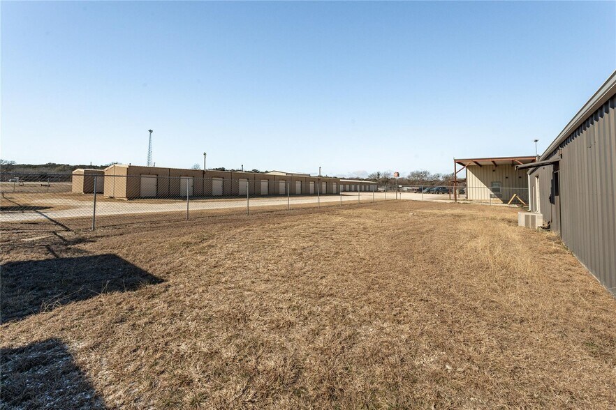 More Photos Of 1497 W Highway 67, Glen Rose Flex For Sale