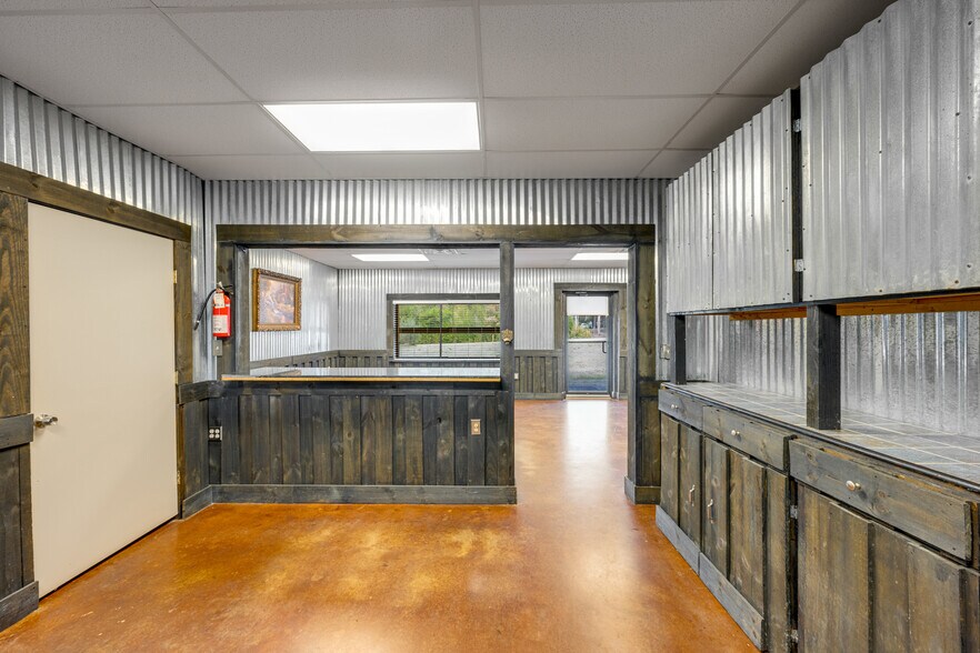 More Photos Of 10203-10263 County Road 135, Flint Service For Lease