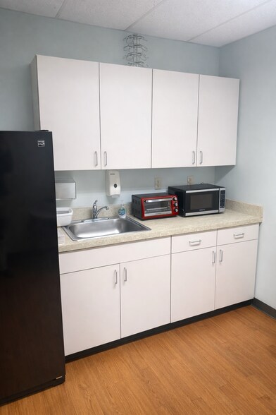 More Photos Of 1101 Twin "C" Ln, Newark Medical For Lease