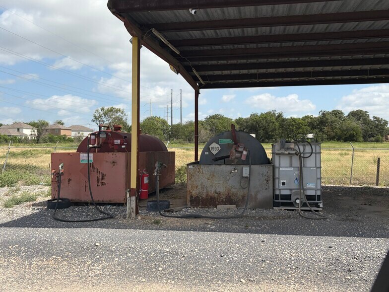 More Photos Of 2476 N Heideke St, Seguin Industrial For Sale