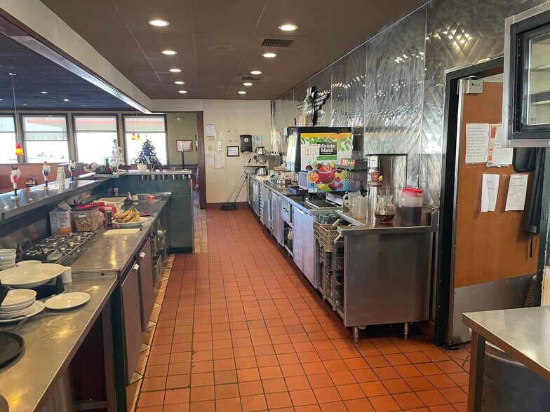 More Photos Of 6887 E Front St, Kansas City Fast Food For Lease