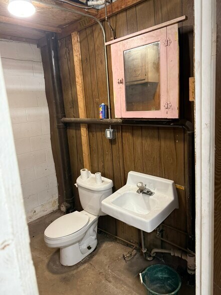 More Photos Of 1590 Coutant Ave, Lakewood Office For Lease