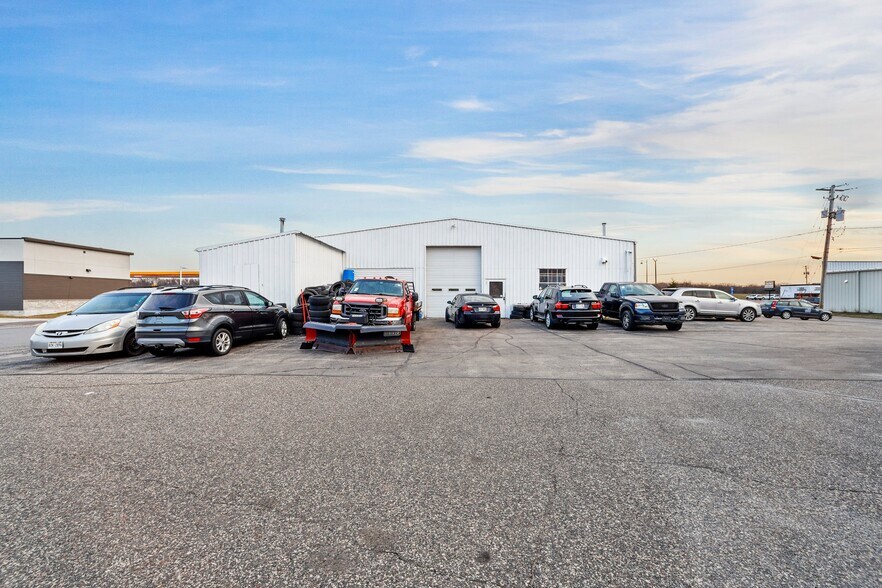 More Photos Of 515 E Wisconsin St, Portage Auto Dealership For Sale