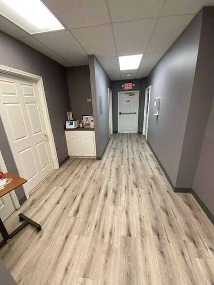 More Photos Of 601 N Shore Dr, Jeffersonville Medical For Sale