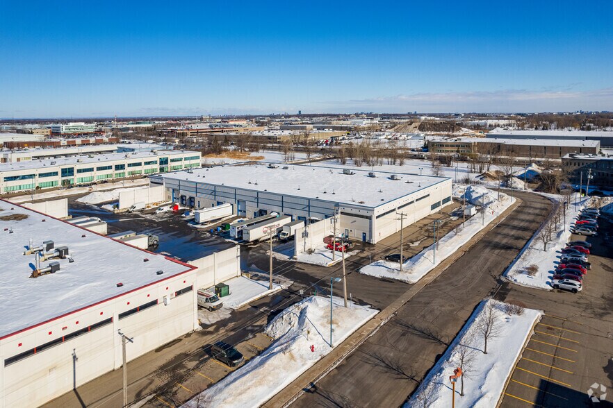 More Photos Of 100-190 Av Voyageur, Pointe-claire Manufacturing For Lease