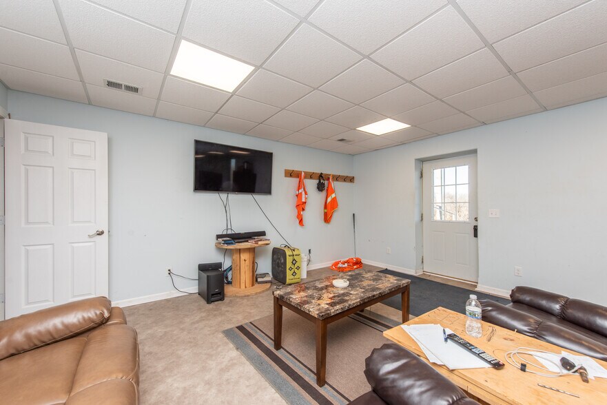 More Photos Of 13603 38th St SW, Belfield Flex For Lease