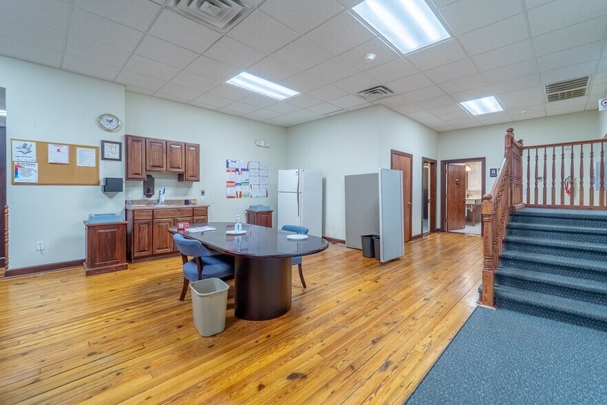 More Photos Of 9 Stewart St, Franklin Office For Sale