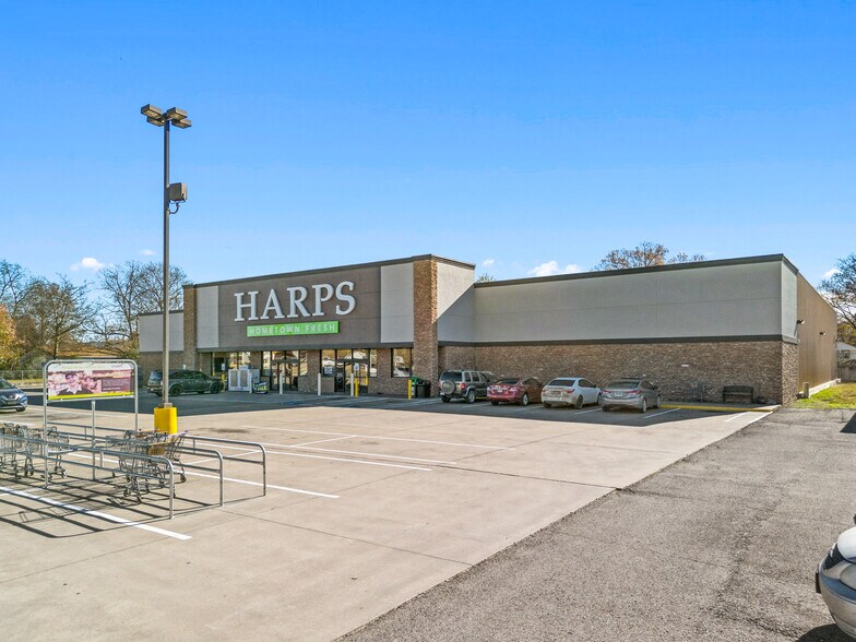 More Photos Of 1004 E Walnut St, Paris Supermarket For Sale