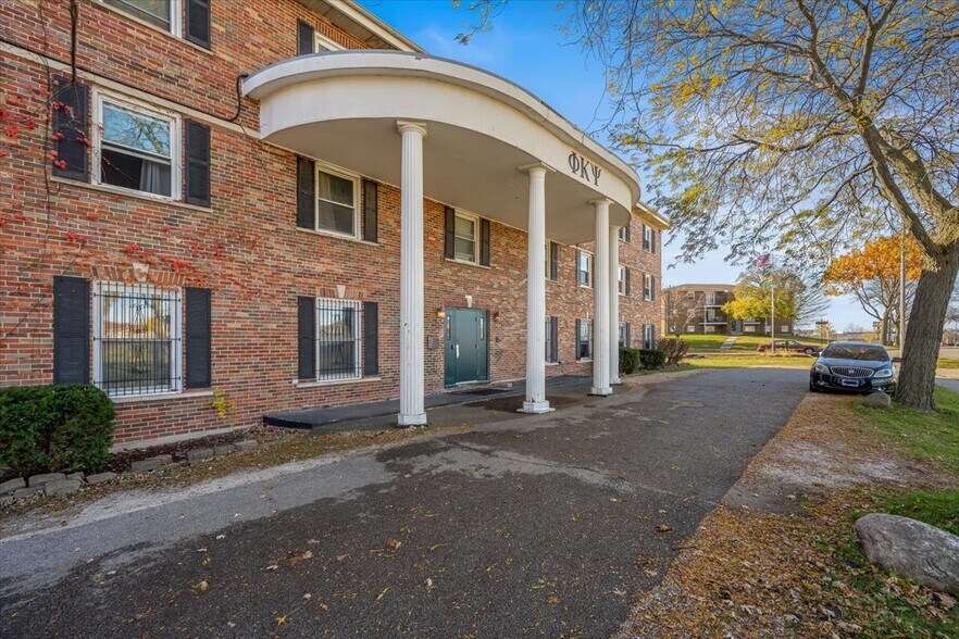 More Photos Of 1020 W Hillcrest Dr, Dekalb Sorority Fraternity House For Sale