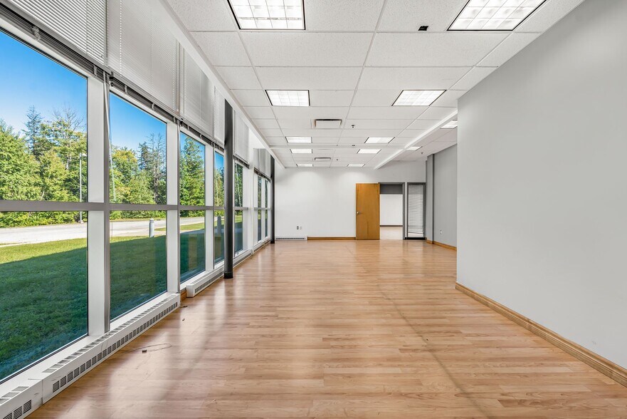More Photos Of 4140-4150 Boul De Portland, Sherbrooke Manufacturing For Lease