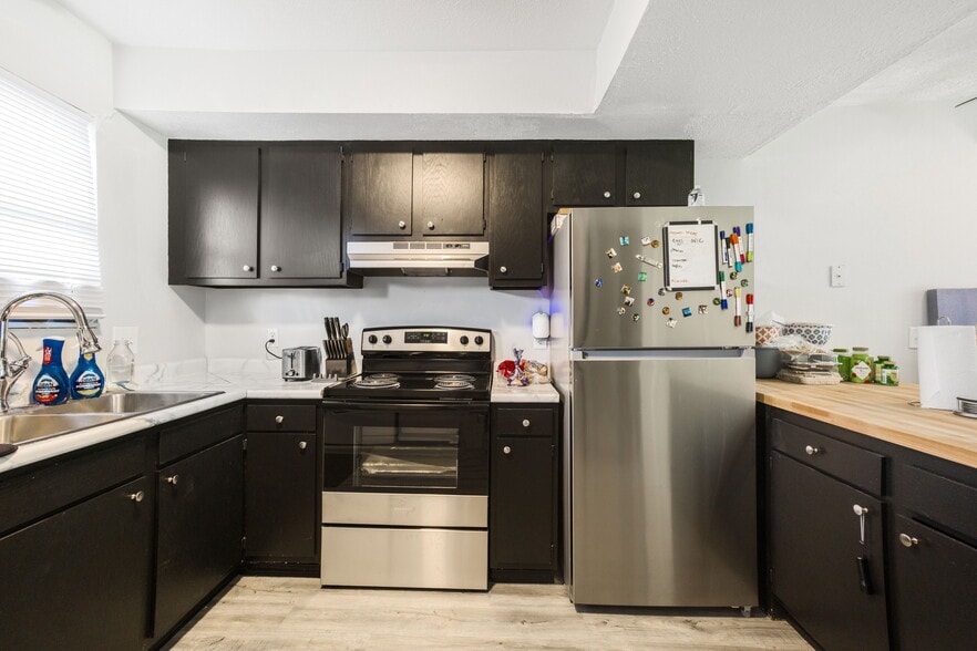 More Photos Of 808 Northside Blvd, Nappanee Apartments For Sale