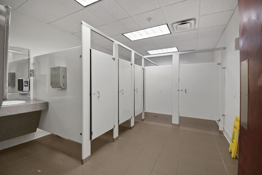 More Photos Of 9512 Sunbeam Center Dr, Jacksonville Office For Lease