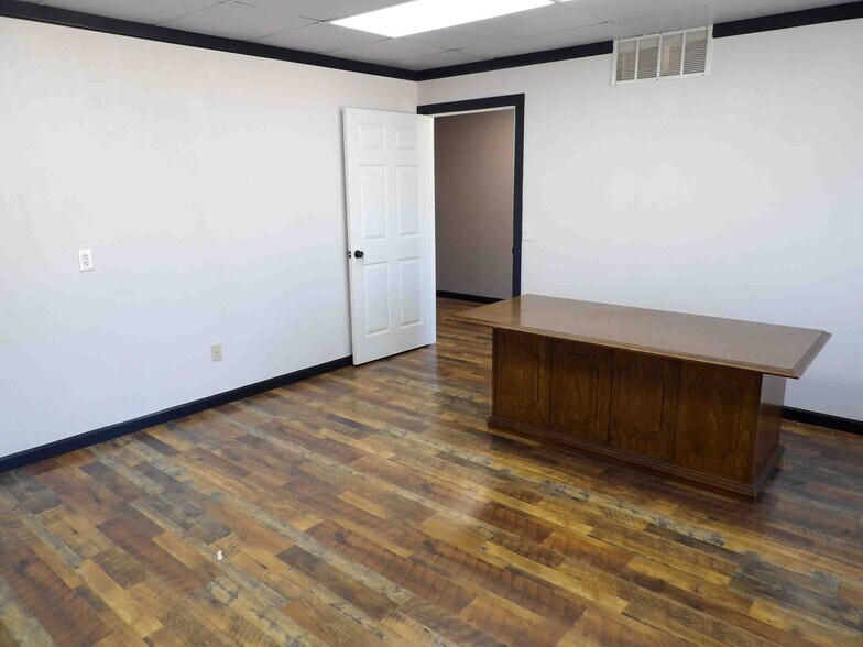 More Photos Of 400 E Jack Choate Ave, Hennessey Office For Sale