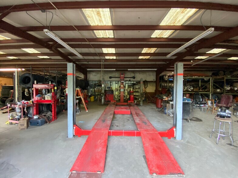 More Photos Of 23 Lana Ln, Burnsville Auto Repair For Sale