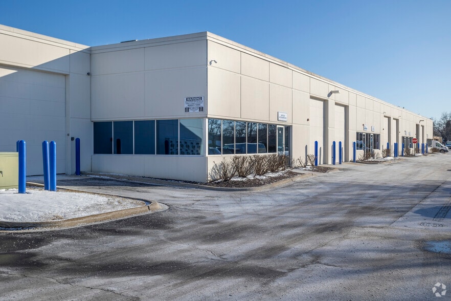 More Photos Of 351-425 Country Club Dr, Bensenville Warehouse For Lease