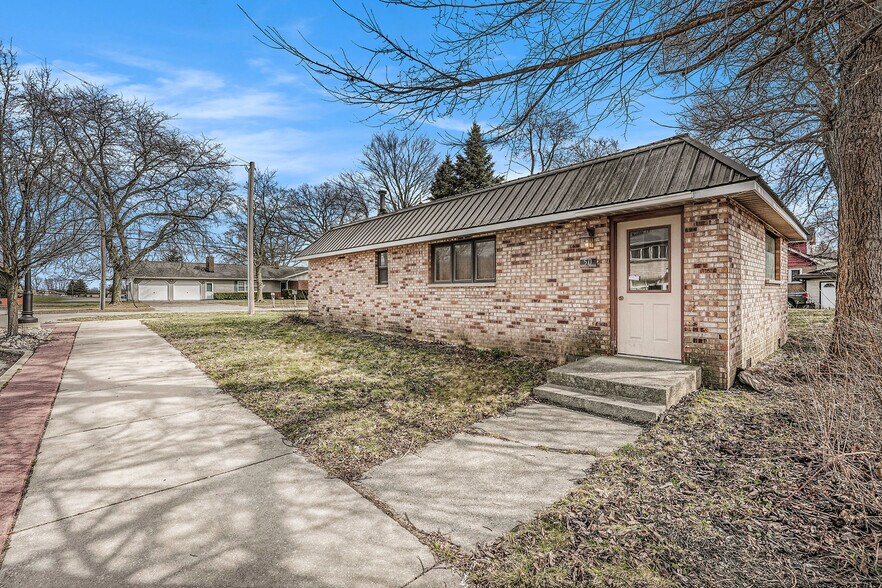 More Photos Of 50 E Main St, Grant Office For Sale