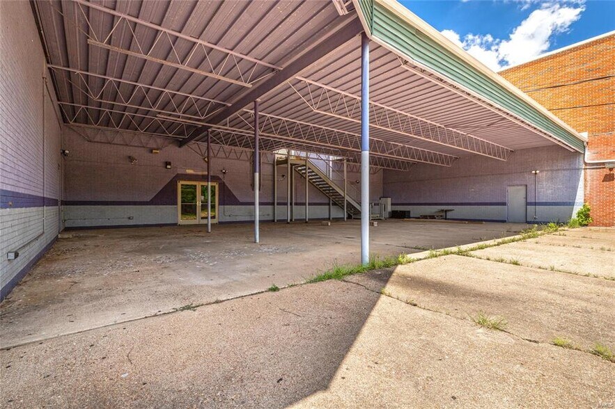 More Photos Of 512 Old Route 66, Saint Robert Showroom For Sale