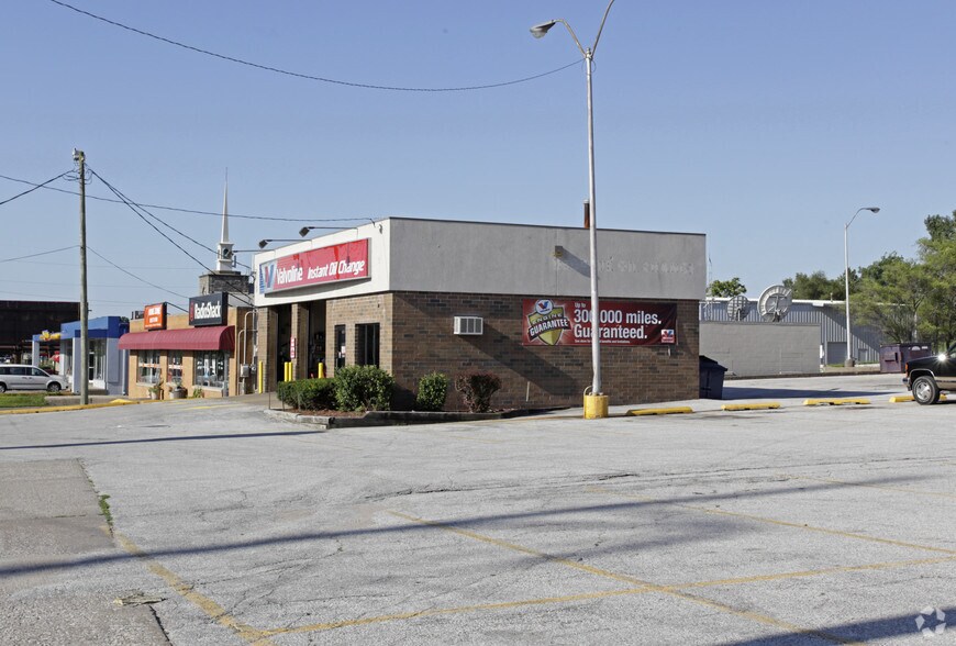 More Photos Of 3560 N Brady St, Davenport Unknown For Lease