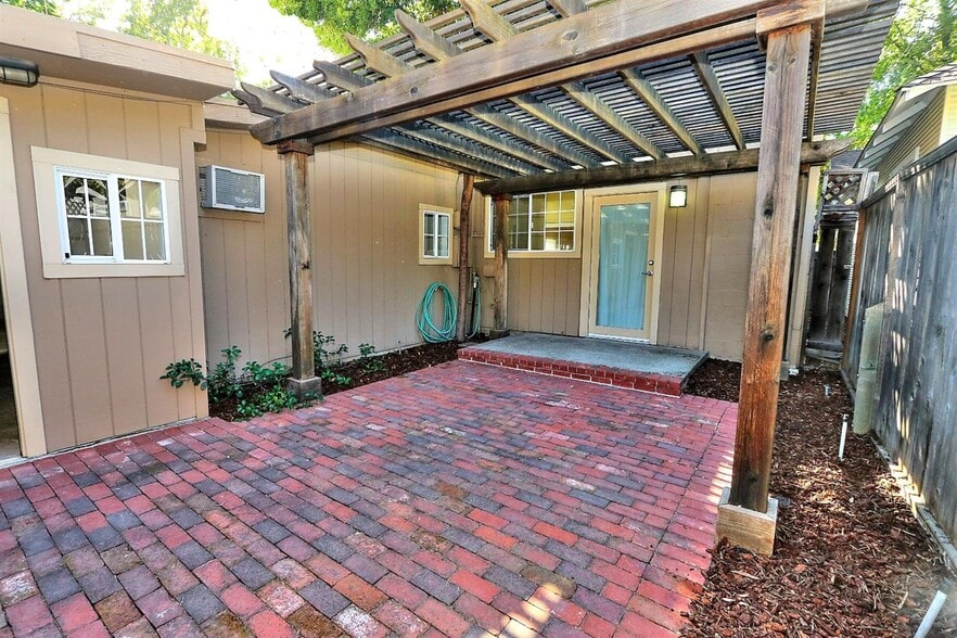 More Photos Of 2301 F St, Sacramento Freestanding For Sale
