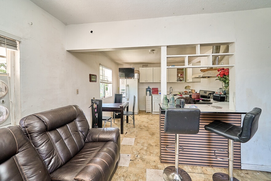 More Photos Of 2001 W Myrtle St, Santa Ana Apartments For Sale